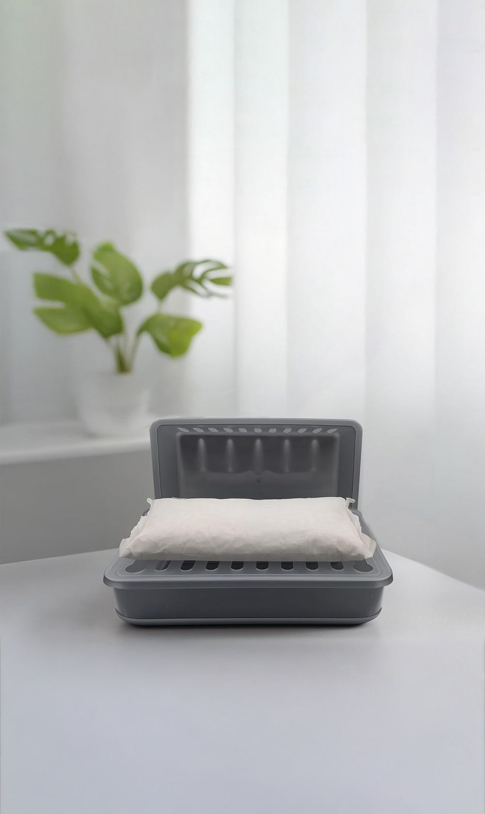 reilo® Luftentfeuchterbox mit Granulat, auf einem Tisch